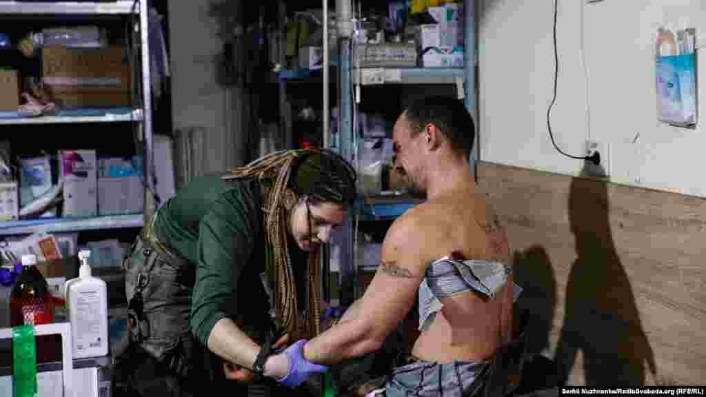 Порятунок українських військових для цих людей – це не подвиг, це – буденність. Тут зібралися спеціалісти, які в цивільному житті були педіатрами, хірургами, онкологами... А зараз всі вони, злагоджено, як один механізм, рятують життя воїнам ЗСУ.