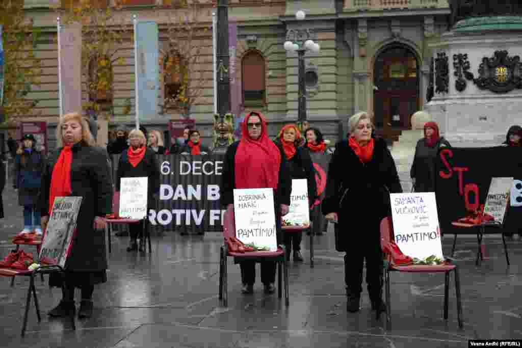 Aktivistkinje ženskih udruženja iz Srbije, Crne Gore, Bosne i Hercegovine i Hrvatske pored crvenih stolica sa cipelama i ogledalima na kojima su ispisana imena žena ubijenih u porodično-partnerskom nasilju. U Srbiji su tokom 2022. ubijene 23 žene i jedna devojčica.