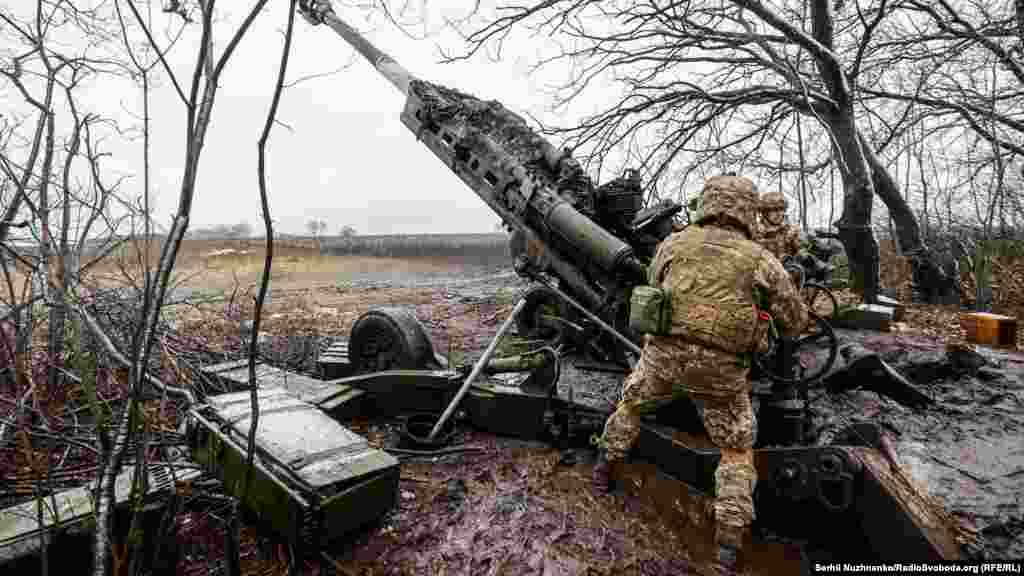 Гармати працюють разом з аеророзвідкою, яка коригує їхню роботу 