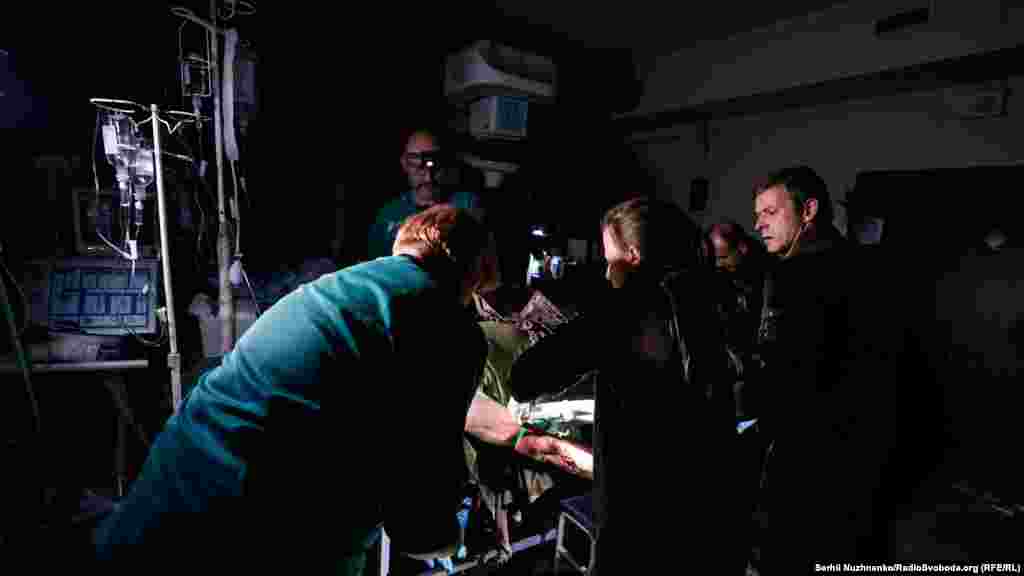 Боєць скривавлений і вкритий брудом. Але він живий: дихає і кричить