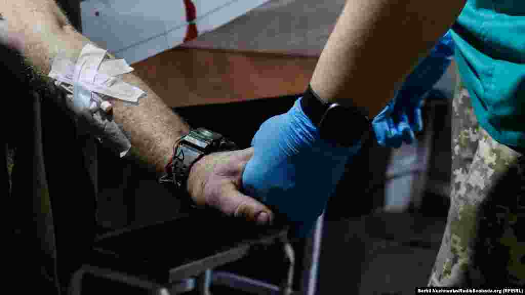 Рука підтримки та рука надії. Медики  – це не просто спеціалісти, які роблять свою роботу й рятують життя військовим, це і люди, які підтримують поранених бійців у їхній боротьбі за життя. 