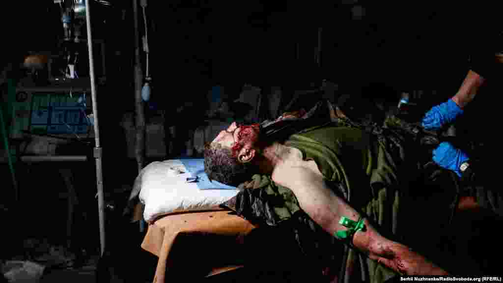 «Коліть, блін!», – несамовито кричить поранений.