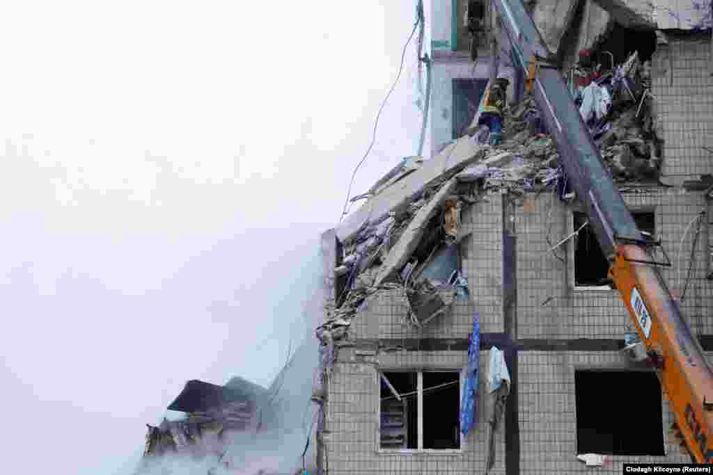 Наразі рятувальники розібрали майже половину завалів, повідомляє кореспондентка Радіо Свобода 15 січня. «Нам вдалось розібрати близько 45%. Все йде повільно, бо мінімізована робота важкої техніки, все доводиться робити вручну», – сказав на місці події заступник міського голови Дніпра Михайло Лисенко