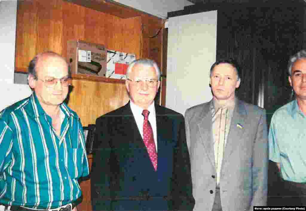 Іван Гвать (ліворуч) та перший президент України Леонід Кравчук (у центрі) під час інтерв'ю на Радіо Свобода, Київ. Фото періоду 1995-1998 років, коли Іван Гвать під псевдонімом Юрій Маєрник працював в Українській редакції Радіо Свобода у Києві