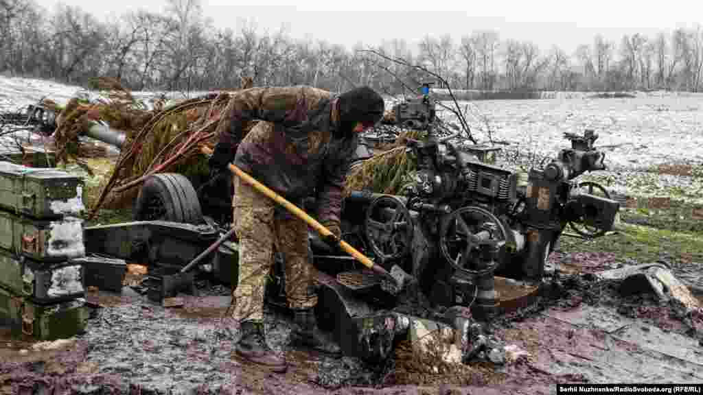 Бойова робота завершена. Бійці маскують гаубицю. Переміщуємось на іншу позицію 