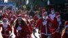 Djeca u odjeći Djeda Mraza trče na mini-maratonu &quot;Trka Djeca Mrazova&quot; u Prištini.