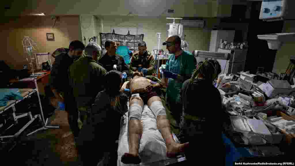 Олег Коломієць, військовий медик: «Я мобілізований. Я дитячий хірург, дитячий онколог (у цивільному житті – ред.). Зважаючи на те, яких хворих я оперував, працюючи дитячим лікарем-хірургом, це (все, що відбувається – ред.) мало на мене менший вплив. Хоча, деякі поранення важкі, і ти бачиш їх уперше. Але завдяки нашій згуртованості бригада працює дуже злагоджено, і завдяки цьому ми витягуємо дуже важких. На всіх якісь етапи впливають, але до цього звикаєш. Головна  мета – врятувати людину, а не переходити на якісь емоції».