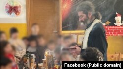 Sveštenik SPC vrši vjerski obred u privatnom vrtiću Montessori zvono u Nikšiću. Crna Gora, 19. decembar 2022.