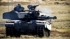 Британський танк Challenger 2. Британія стала першої країною, яка заявила про готовність надати Україні бойові важкі танки