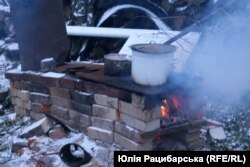 Так Юрій готує собі їжу