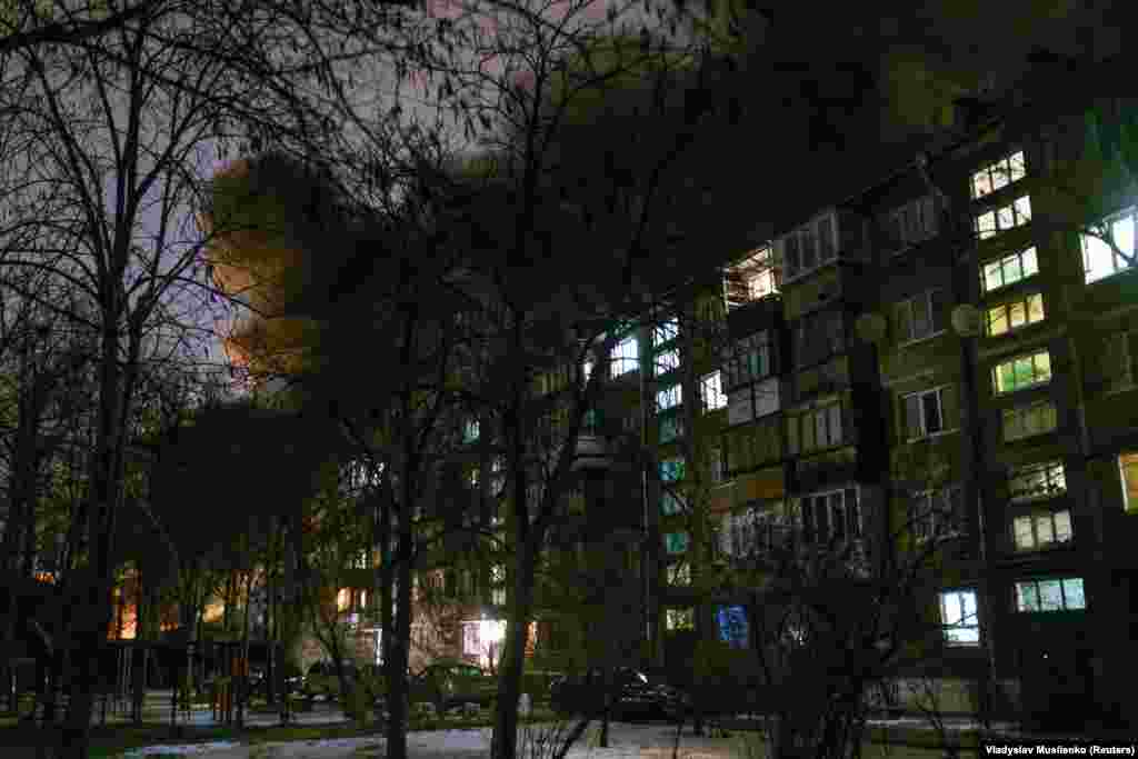 За житловим будинком горить об’єкт критичної енергетичної інфраструктури, як повідомила влада, у результаті російської атаки безпілотниками Києва, 19 грудня 2022 року