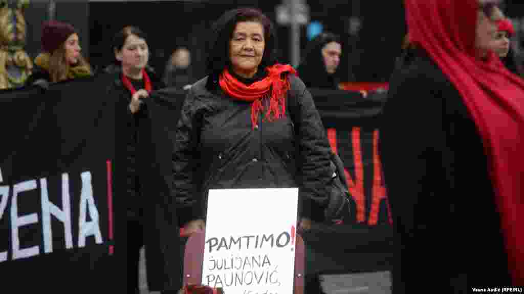 "Velike su sličnosti između Srbije i Hrvatske, sličan je i broj ubijenih žena. Važno je javno govoriti o femicidu, o teškim posljedicama koje to ostavlja i na porodicu ubijenih žena i na društvo", rekla je Marijana Senjak psihološkinja iz Centra za žrtve seksulanog nasilja iz Zagreba.  