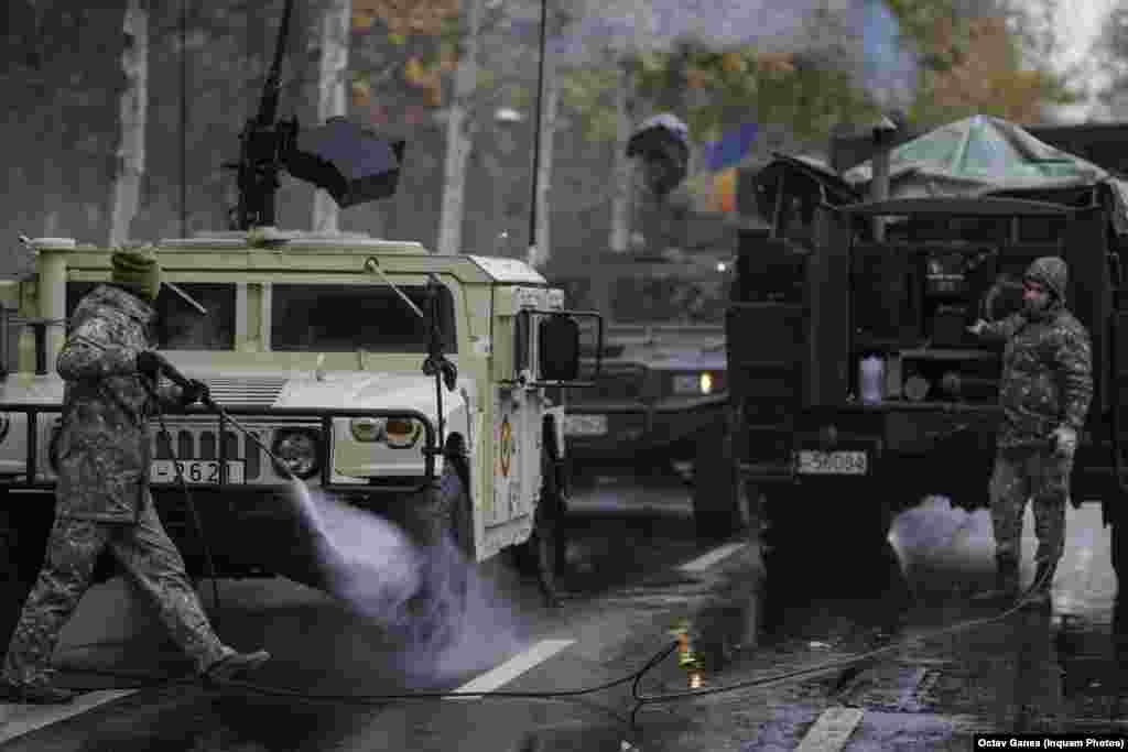 Ultimele pregătiri pentru defilare. Vehiculele trebuie să arate ca scoase din cutie.