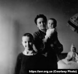 Дружина Романа Шухевича Наталя Шухевич з дітьми Юрієм і Марією