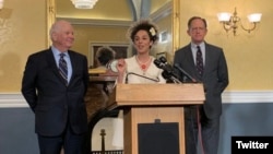 مسیح علینژاد در کنار دو نماینده سنای آمریکا پس از تصویب قانون «شکار مسیح علینژاد»