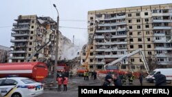 Blocul lovit de o rachetă a Rusiei la Dnipro a fost distrus în totalitate între etajele 2 și ultimul etaj, etajul 9. Imagine din 15 ianuarie 2023