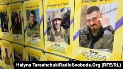 У Львові вшанували пам'ять загиблих захисників Маріуполя фотовиставкою 
