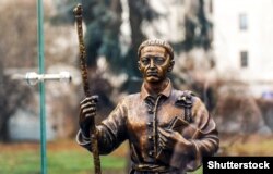 Бронзова мініскульптура філософа Григорія Сковороди, яку 3 грудня 2022 року відкрили у Полтаві. Вона перебуває під скляним ковпаком. У 2023 році її має замінити повноцінна скульптурна композиція 3,5 метра заввишки