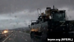 Рух колон російської військової техніки у напрямку Кримського мосту