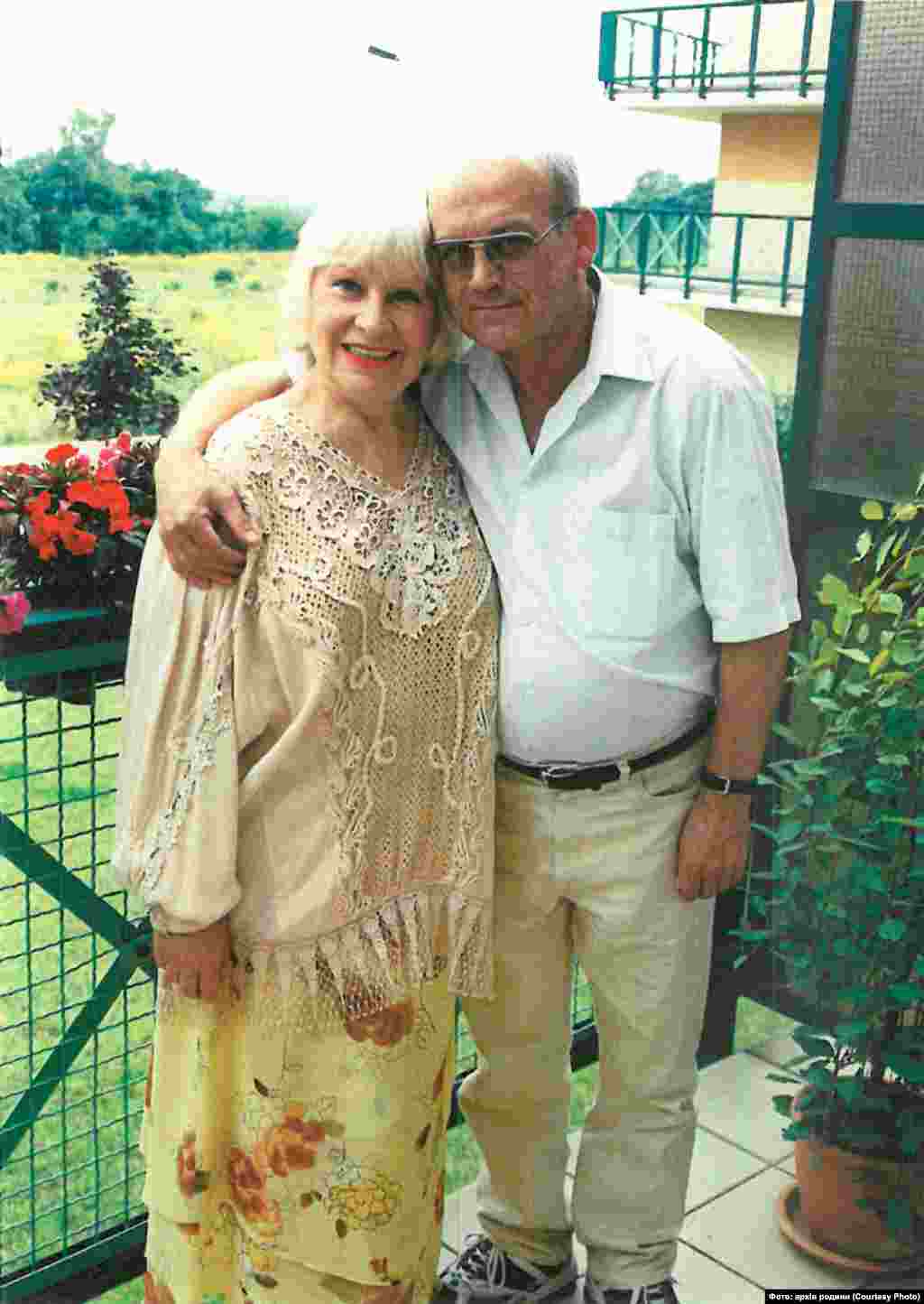 Іван Гвать з дружиною Евеліною у своїй празькій квартирі. Подружжя працювало в Українській редакції Радіо Свобода у столиці Чехії, Празі, в 1998–2003 роках. В етері вони були відомі як Юрій Маєрник та Галина Мовчан