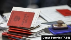 Военные билеты призывников во время "частичной" мобилизации, иллюстрационное фото