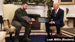 Володимир Зеленський передав президенту США нагороду, вручену раніше одному з українських військових, і листа від нього