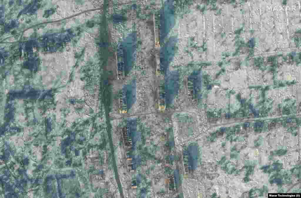 Супутникове зображення зруйнованих багатоповерхових та приватних будинків у Соледарі, 10 січня 2023 року. Satellite image ©2023 Maxar Technologies