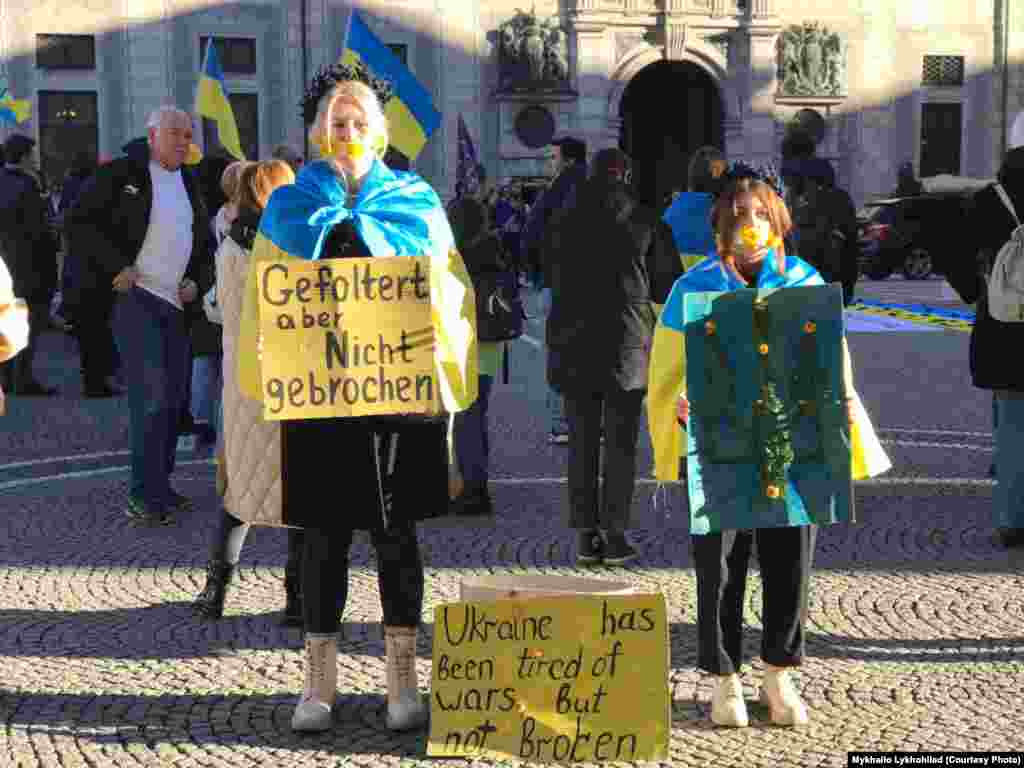 На плакаті в руках демонстрантки написано: «Змучена, але незламна»