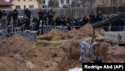 Ексгумація тіла загиблого цивільного з братської могили в Бучі, 13 квітня 2022 року