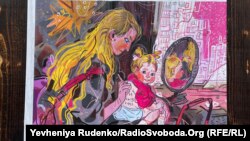 Мати пише ім'я та прізвище дитини на її спинці, щоб у разі загибелі батьків дівчинка знала хто вона.