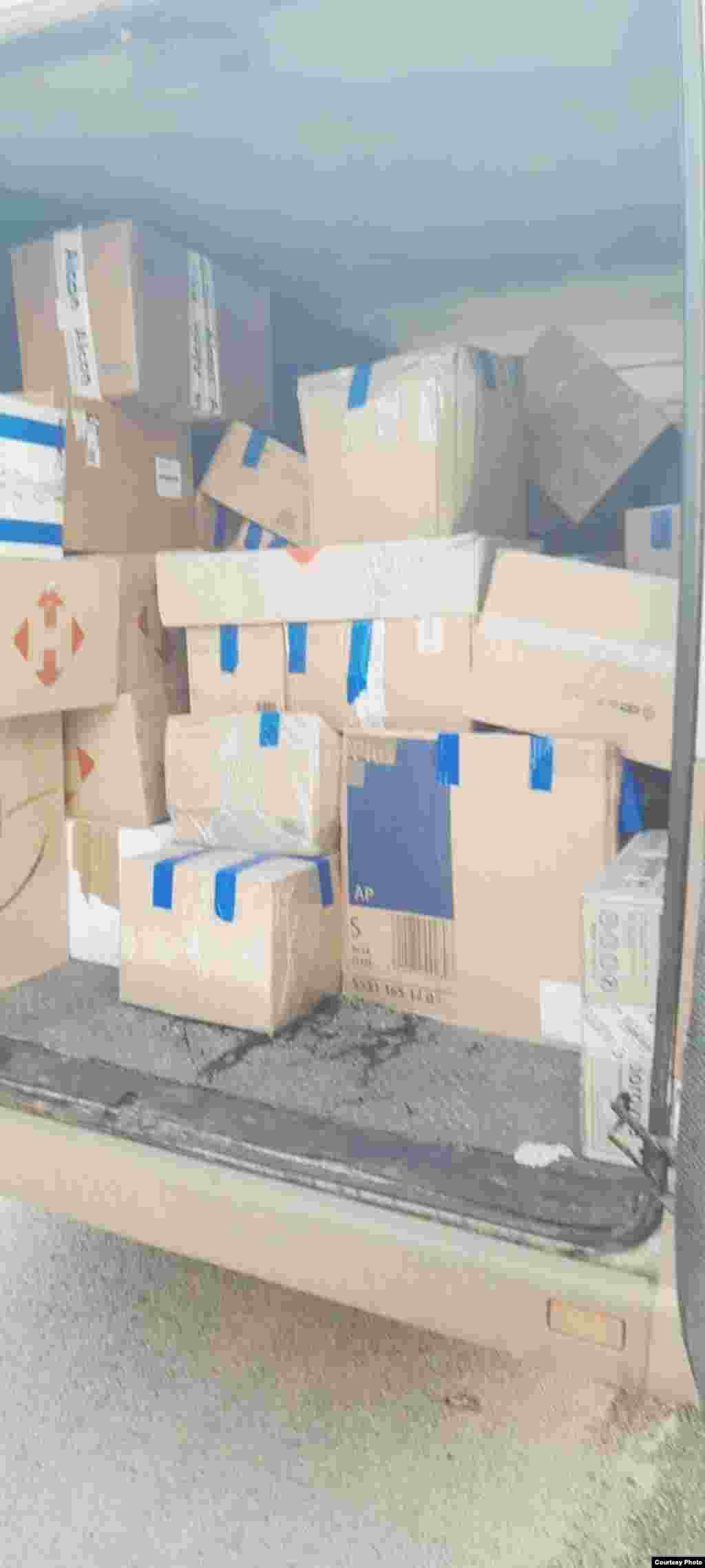 Медикаменты готовятся к доставке в оккупированный Херсон. «Сейчас очень сложно снабжать Херсонщину лекарствами, – говорит местный волонтер Ирина. «Захватчики не дают нам «зеленых коридоров». Часто пропадают водители, которые везут медикаменты. Они забирают телефоны, машины и сами лекарства»