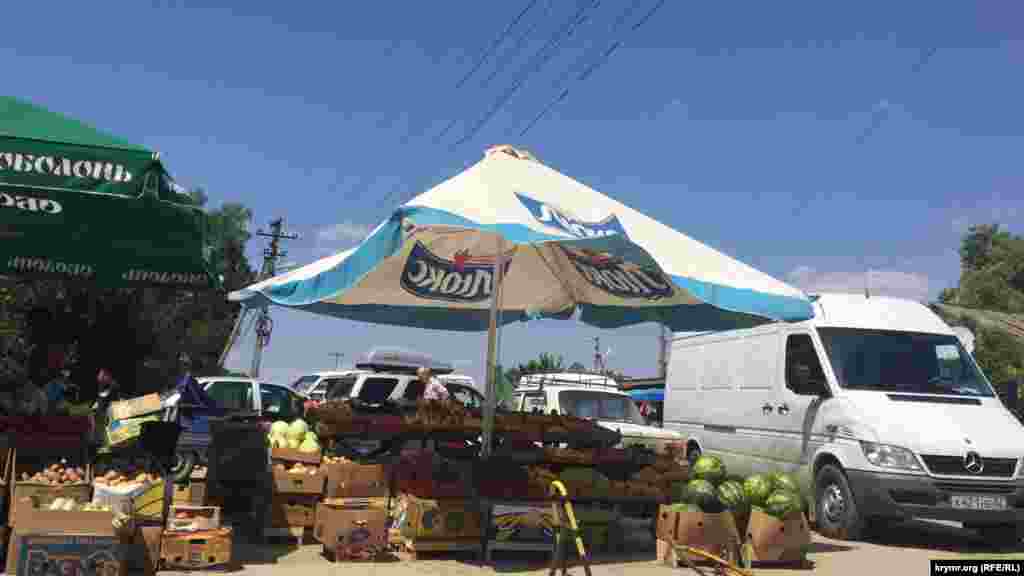 В Крыму уже поспели арбузы и дыни, однако очередей за ягодами и фруктами нет 