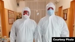 Лікар Олександр Лиходід із колегою в захисних костюмах в Одеському обласному клінічному медичному центрі, Одеса, Україна