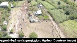 დამეწყრილ სოფელში გადაღებული ეს ფოტო ხარაგაულის მუნიციპალიტეტის მერიამ 6 აგვისტოს გაავრცელა შემდეგი ტექსტით: მთის ფერდობის დაშლის პროცესის ინტენსივობამ იმატა,რაც მდინარე ყარნებას ხეობის ჩაკეტვის რეალურ საფრთხეს ქმნის.