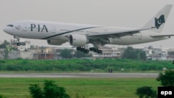 د پي ای اې الوتکه پر اسلام اباد هوايي ډګر د کوزېدو په حال کې. ۲۰۰۷، ۱۰م سېپټمبر
