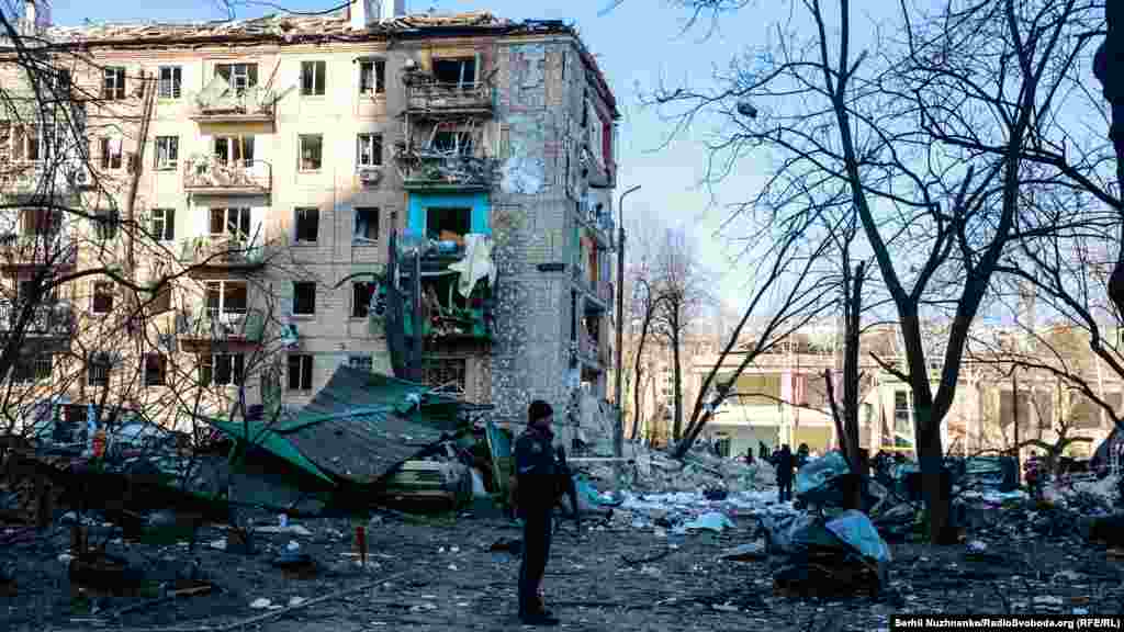 Залишки збитої ракети потрапили у п’ятиповерховий житловий будинок, загорілися три нижніх поверхи