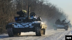 Украинские танки под деревней Пески Донецкой области (1 января 2015 года)