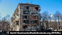 Руйнування внаслідок потрапляння залишків збитої ракети у п’ятиповерховий житловий будинок в Подільському районі Києва. Київ, 18 березня 2022 року