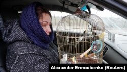 Жителька Маріуполя на російському блокпосту під час виїзду з окупованого міста у березні 2022 року