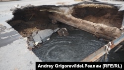 Канализация вместо дороги: прорыв коллектора в Казани