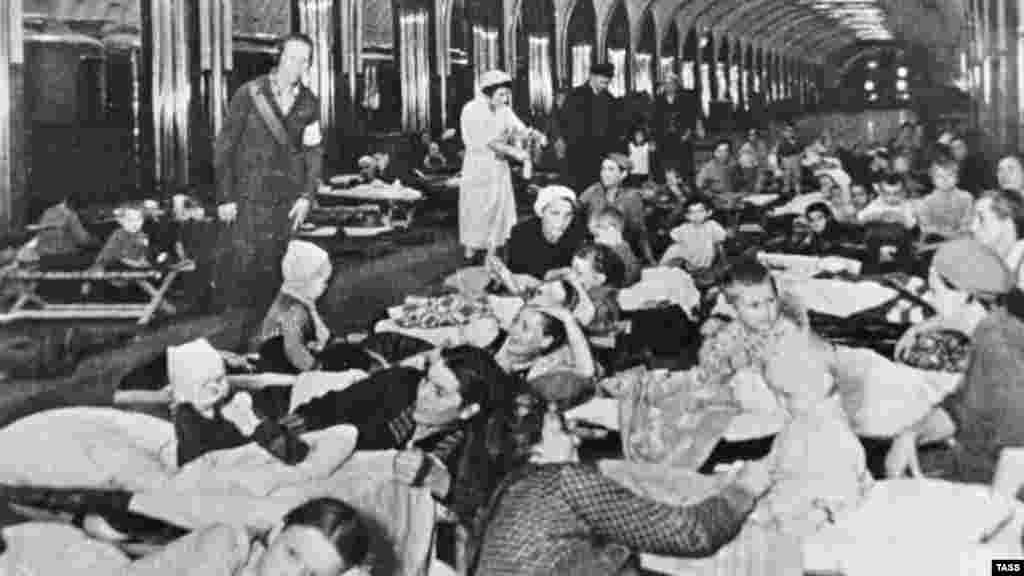 Москвичі, які ховаються в метро від обстрілів гітлерівських військ у 1941 році, та харків'яни, які ховаються від російських обстрілів у 2022 році