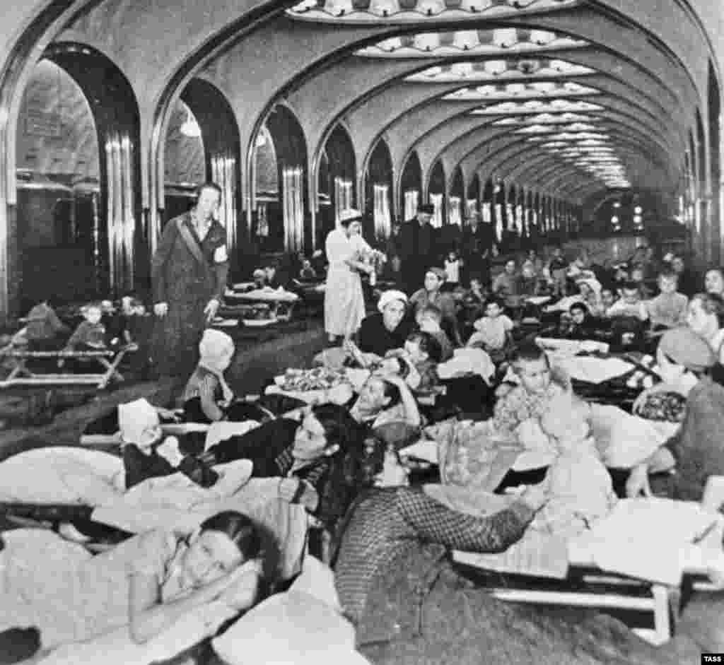 Москвичі переховуються  у метро під час авіанальотів гітлерівської авіації. Станція метро «Маяковська», Москва. 1941 рік