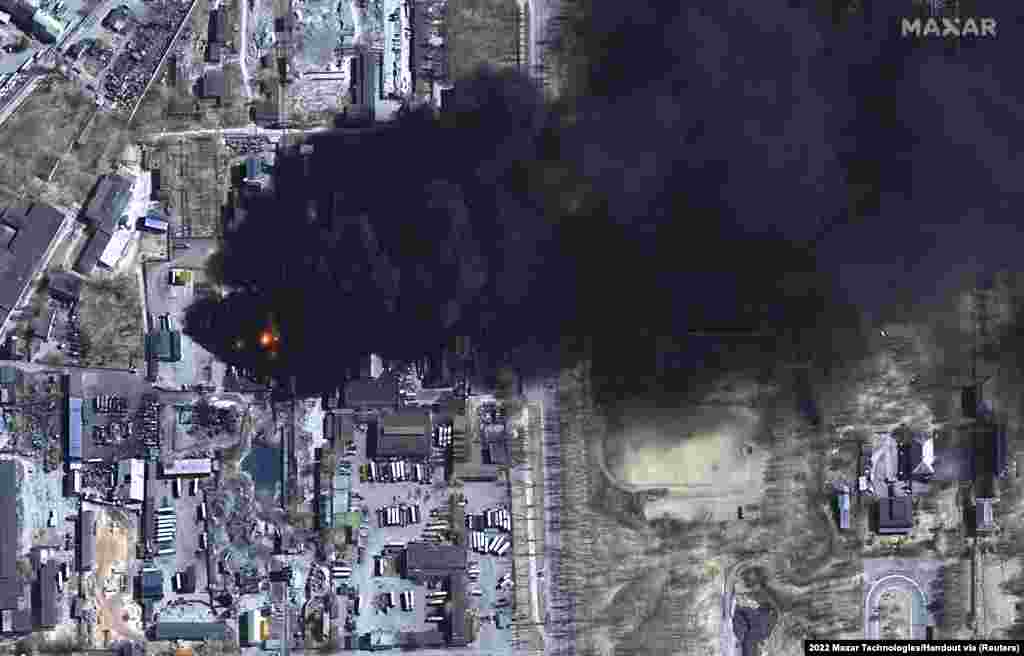 У Чернігові від палаючих нафтових цистерн через російські обстріли піднімаються густі клуби диму, 21 березня 2022 року. Satellite image ©2022 Maxar Technologies