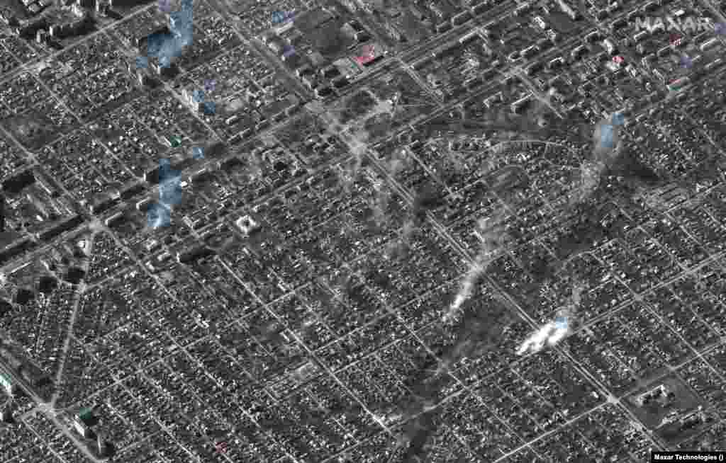 Пожары в Левобережном районе Мариуполя, 22 марта 2022 года. Satellite image ©2022 Maxar Technologies. Двадцатый день блокады, устроенный российской армией. Оставшиеся в Мариуполе люди лишены пищи, воды, тепла и света, инфраструктура города разрушена. Российские войска ведут регулярные обстрелы и бомбардировки Мариуполя