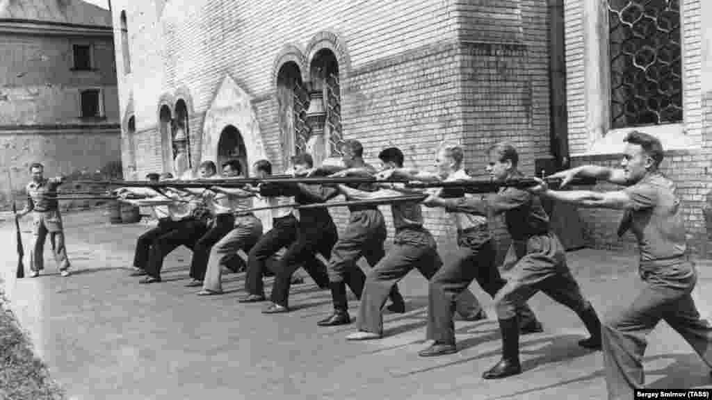 Футболісти клубу «Спартак», які тренуються вести рукопашний бій у 1943 році в Москві, та люди, які вирішили вступити у територіальну оборону, під час навчання в Одесі