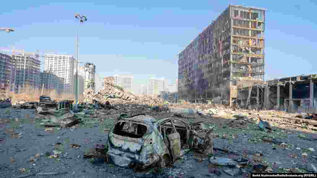 Наслідки обстрілів Подільського району Києва, 21 березня 2022 року. Російська армія обстріляла ввечері 20 березня один із ТРЦ в Подільському районі Києва, що викликало масштабні руйнування. Вісім людей загинули.