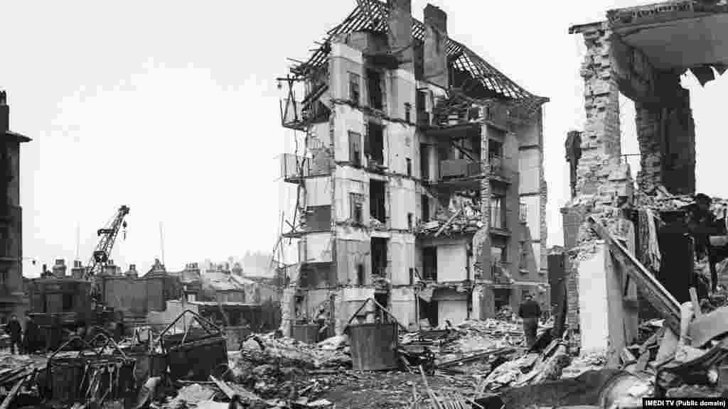 Зруйновані багатоквартирні будинки – у Лаймгаусі (Східний Лондон), внаслідок обстрілу німецькими військами у березні 1945 року, та у Києві – після обстрілу російською армією