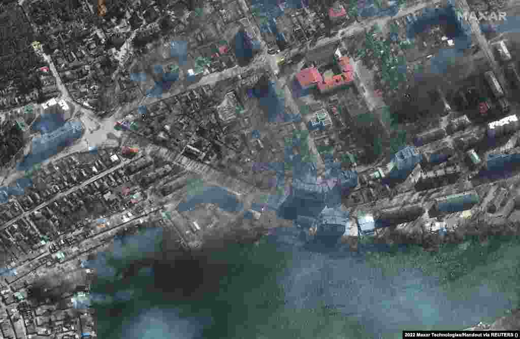В оточеному Маріуполі від російських обстрілів горять житлові будинки, 21 березня 2022 року. Satellite image ©2022 Maxar Technologies