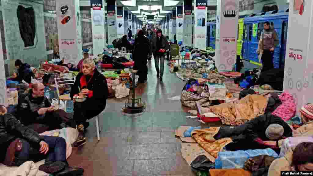 Харків'яни переховуються у метро під час російських бомбардувань та обстрілів міста. Харків, Україна. 10 березня 2022 року