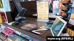 Символика российского вторжения в Украину на АЗС в Крыму, 19 марта 2022 года. Иллюстрационное фото